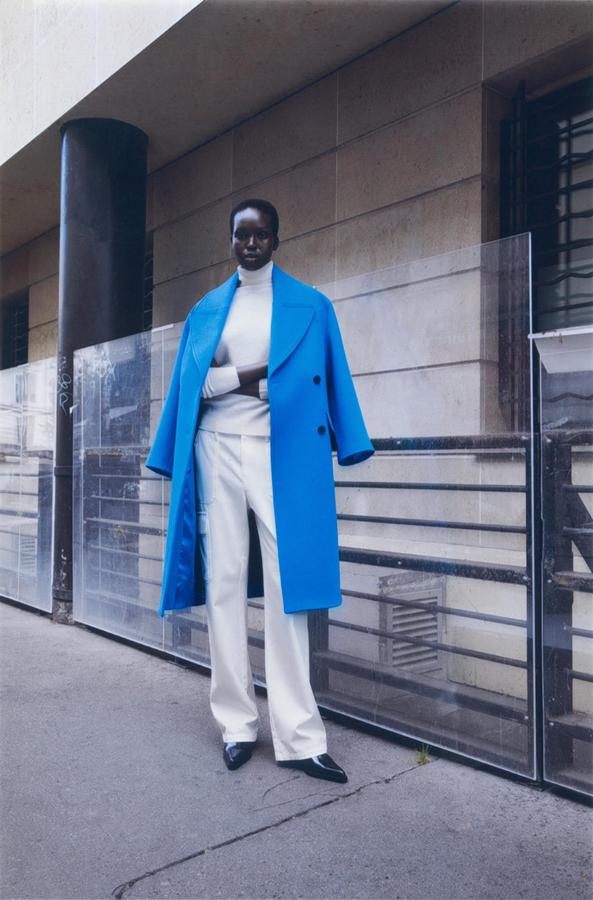 El azul sienta bien a todo el mundo y combina muy bien con vaqueros de color blanco. Abrigo de lana en color azul de Zara (129 euros). 