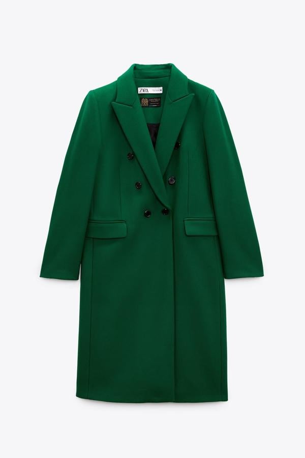 Sofisticado y elegante para las que quieran una opción más discreta. Abrigo de lana largo de Zara (109 euros). 