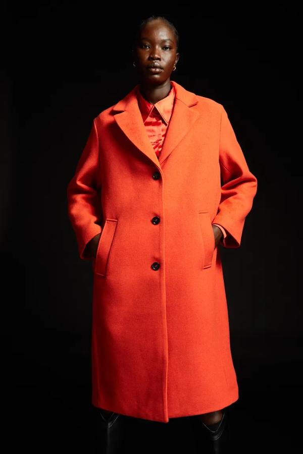 Y hemos dejado para el final la opción más atrevida. El color naranja se ha posicionado como uno de los colores más buscados de la nueva temporada. Abrigo de lana de H&M (59,99 euros). 