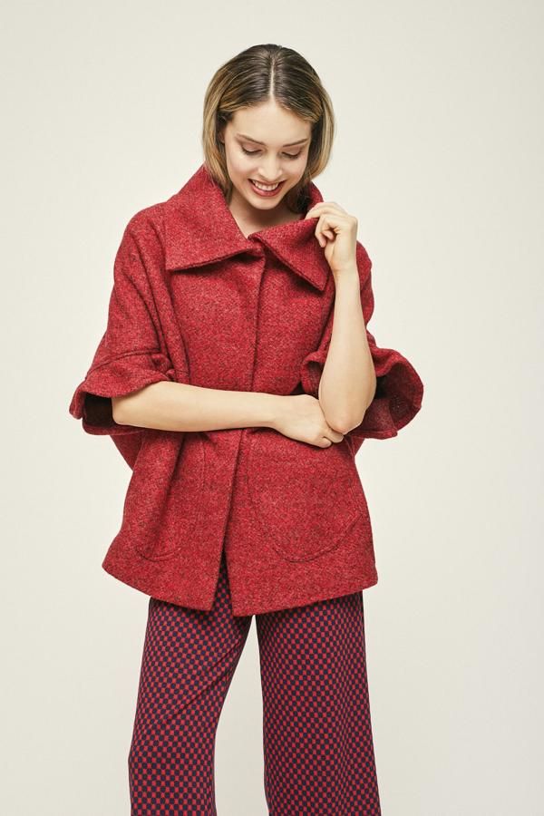 Abrigo tipo capa y de corte midi con manga japonesa hasta el codo. Confeccionado con un ligero efecto holgado para que sea cómodo y ponible. Es de Mercedes de Miguel. Precio: 267 €.