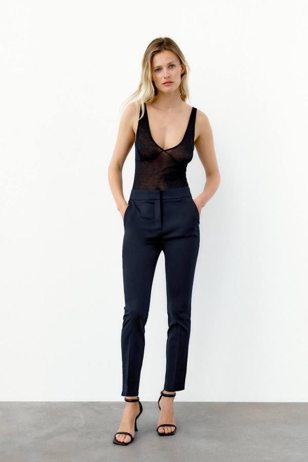 Pantalón pitillo con cintura jogger elástica, tiro medio y bolsillos, en azul marino, de Zara. Los encontrarás a 19,95 euros.