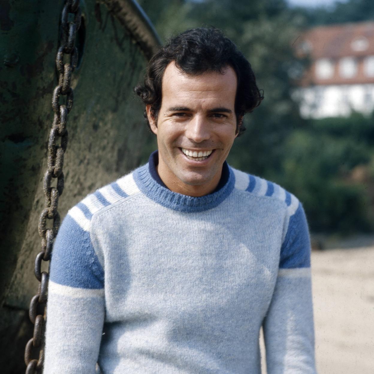 El cantante Julio Iglesias posa en 1974.