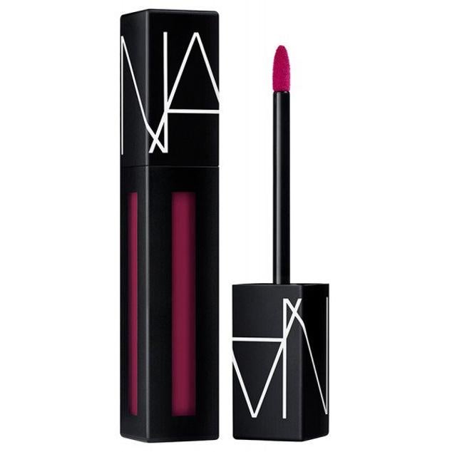 Labial con textura liviana, suave y con un acabado en mate. Cuenta con una alta pigmentación y es muy fácil de aplicar. Es el Powermatte Lip Pigment de Nars. Cómpralo aquí