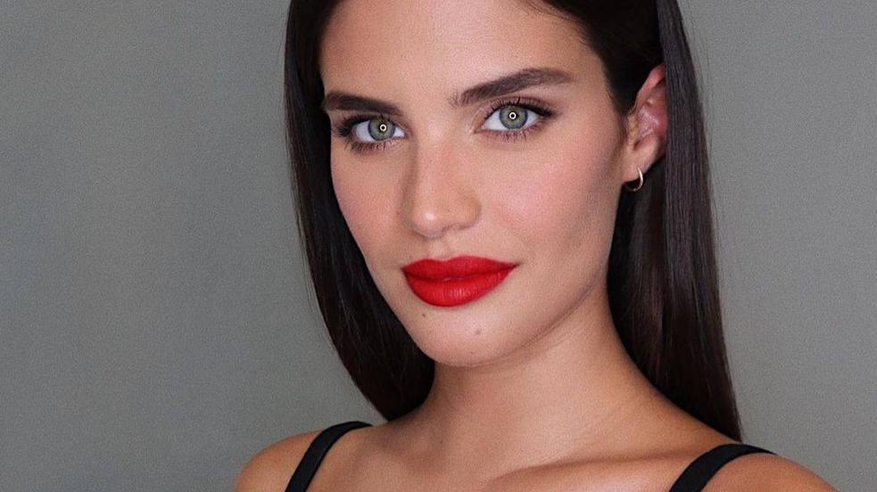 Un look de maquillaje simple y favorecedor con labial permanente es lo que necesitas a diario