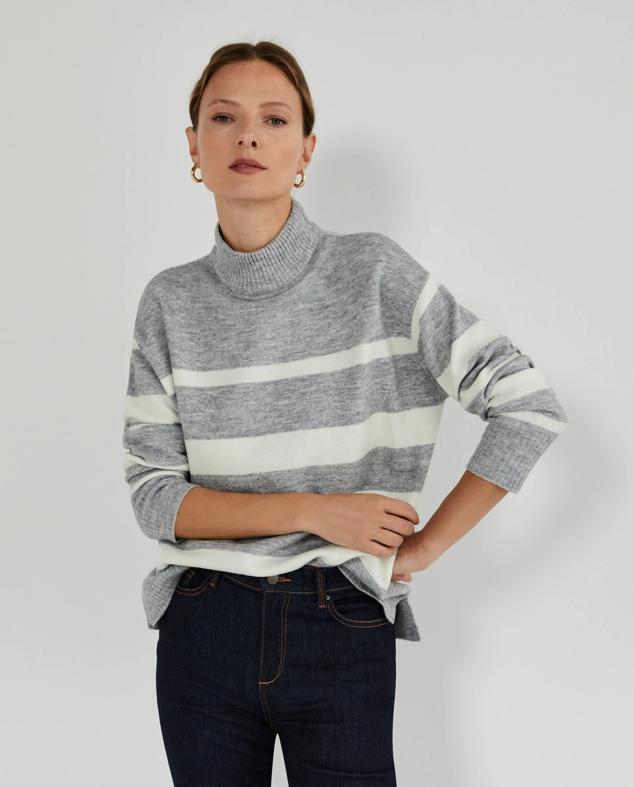 Se trata de un jersey sencillo con estampado de rayas en blanco y gris. Cuenta con un cuello perkins muy favorecedor y manga larga. Pertenece a la marca Woman El Corte Inglés.Precio: 27,99 euros (antes; 39,99 euros). Cómpralo aquí