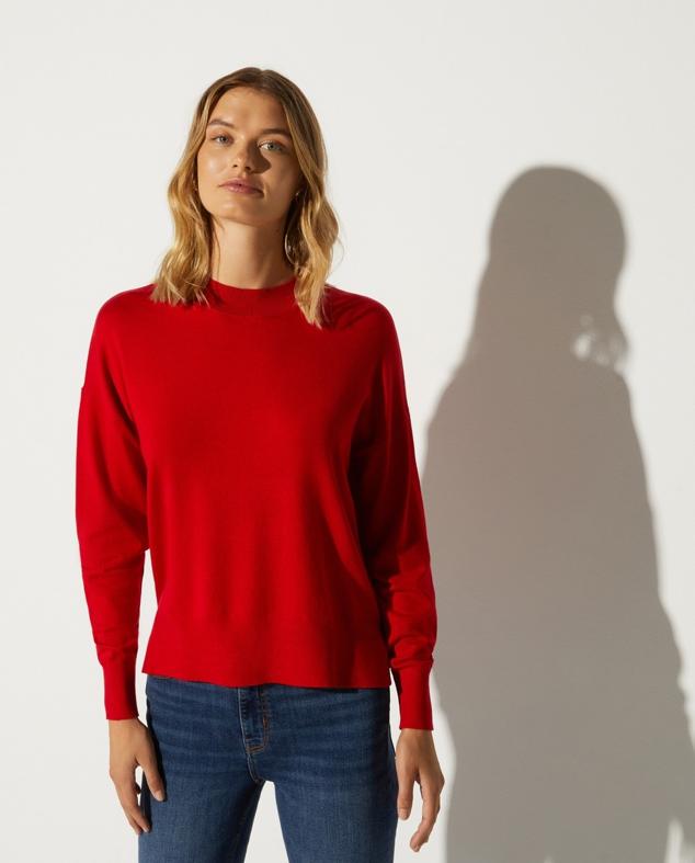 Este es uno de nuestros modelos favoritos porque nunca te cansarás de él. Es una prenda versátil, cómoda y muy ponible. Es un jersey de punto fino de Easy Wear disponible en rojo y otros muchos colores. Precio: 13,99 euros (antes; 19,99 euros). Cómpralo aquí