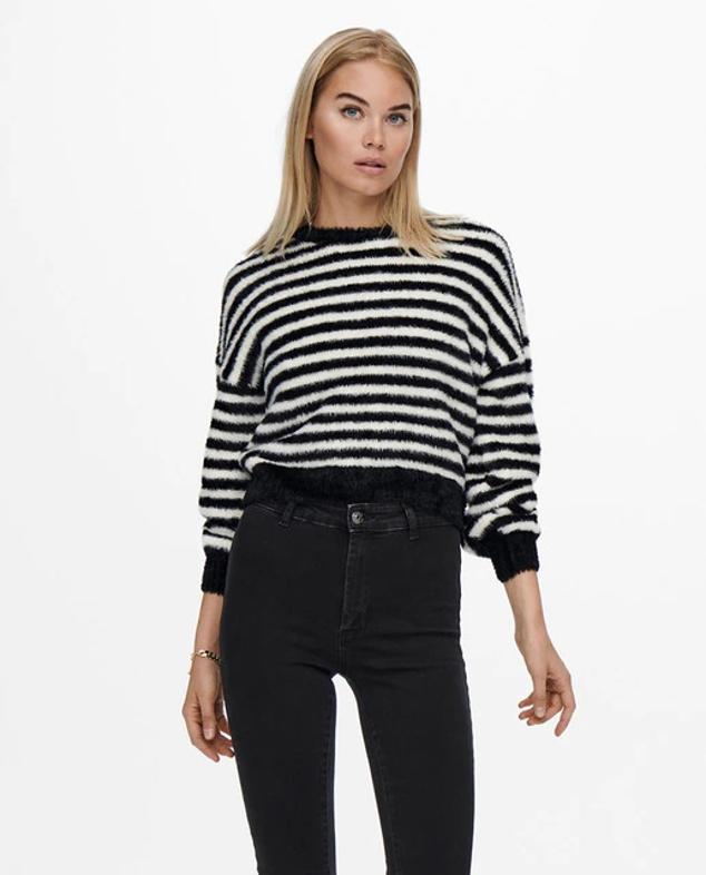 Se trata de un jersey sencillo estilo cropped y en color blanco y negro. Es una pieza perfecta para completar tu fondo de armario. Es un modelo de la marca Only. Precio: 20,99 euros (antes; 29,99 euros). Cómpralo aquí
