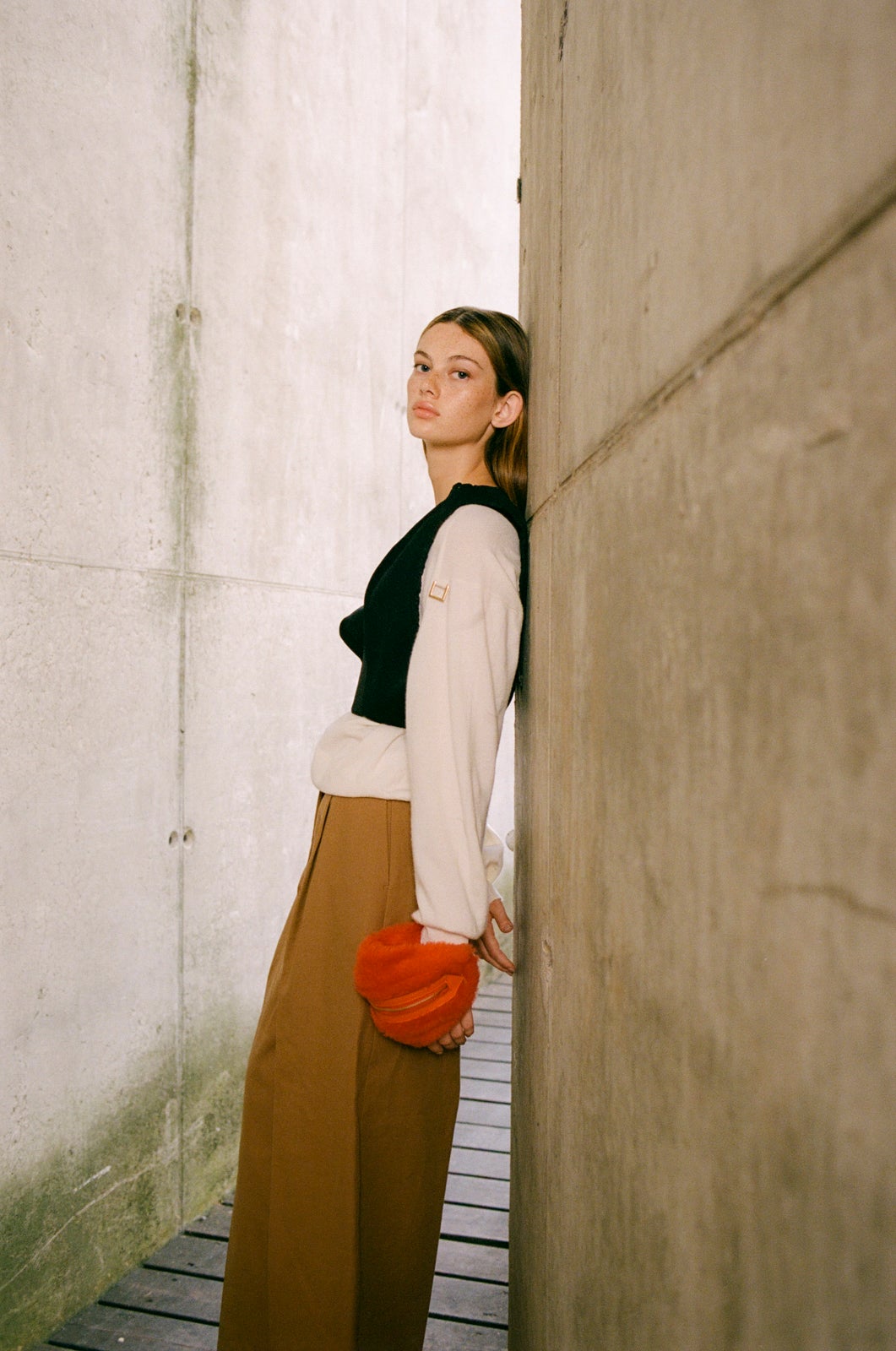 Jersey de punto crudo y corsé negro, de Louis Vuitton. El pantalón es de Tommy Hilfiger y el minibolso de pelo, de Max Mara