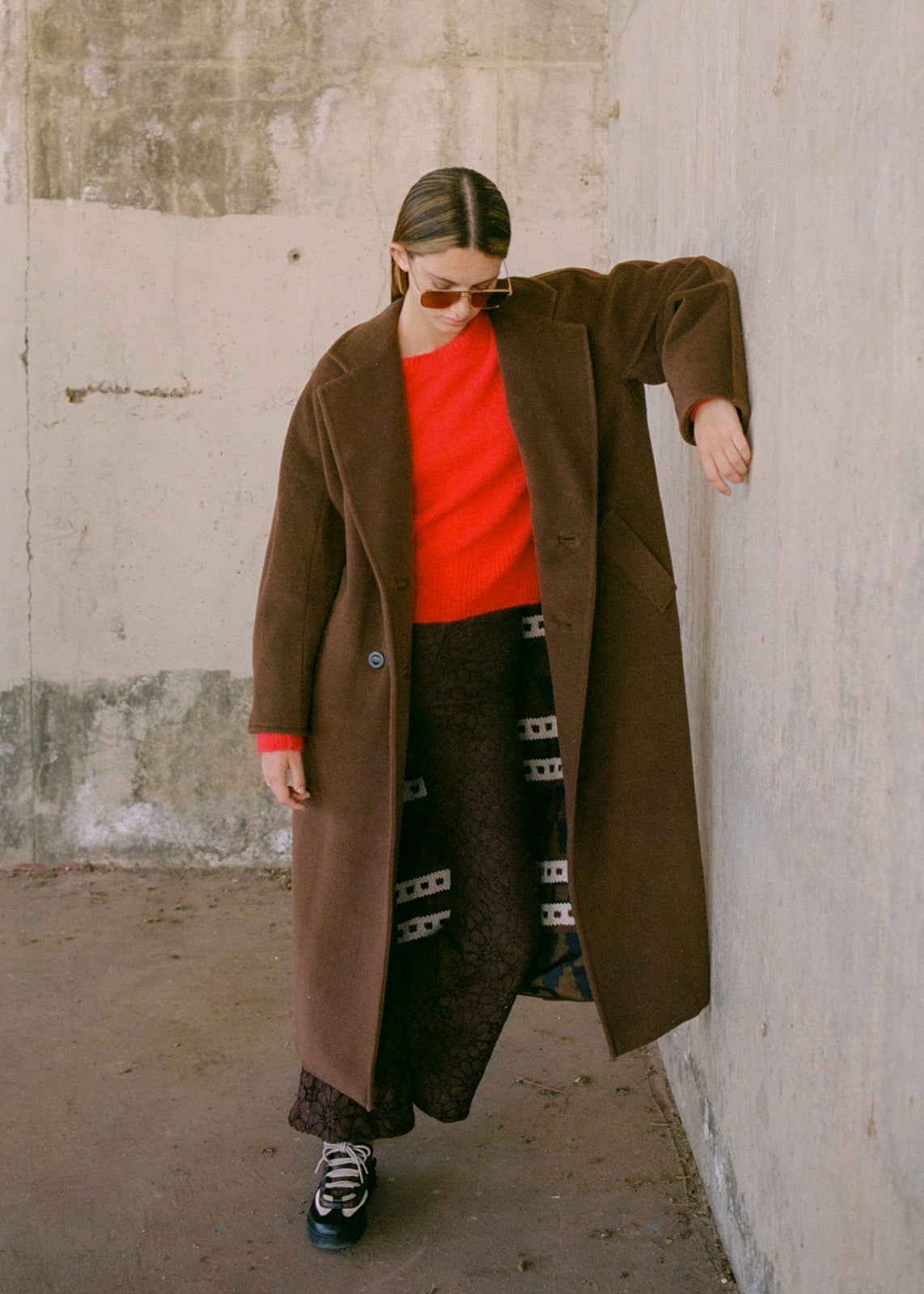 Jersey de punto, de Pomandère; pantalón de encaje, de Dixie; abrigo de Max Mara; slippers de Louis Vuitton y gafas de sol, de Tom Ford.