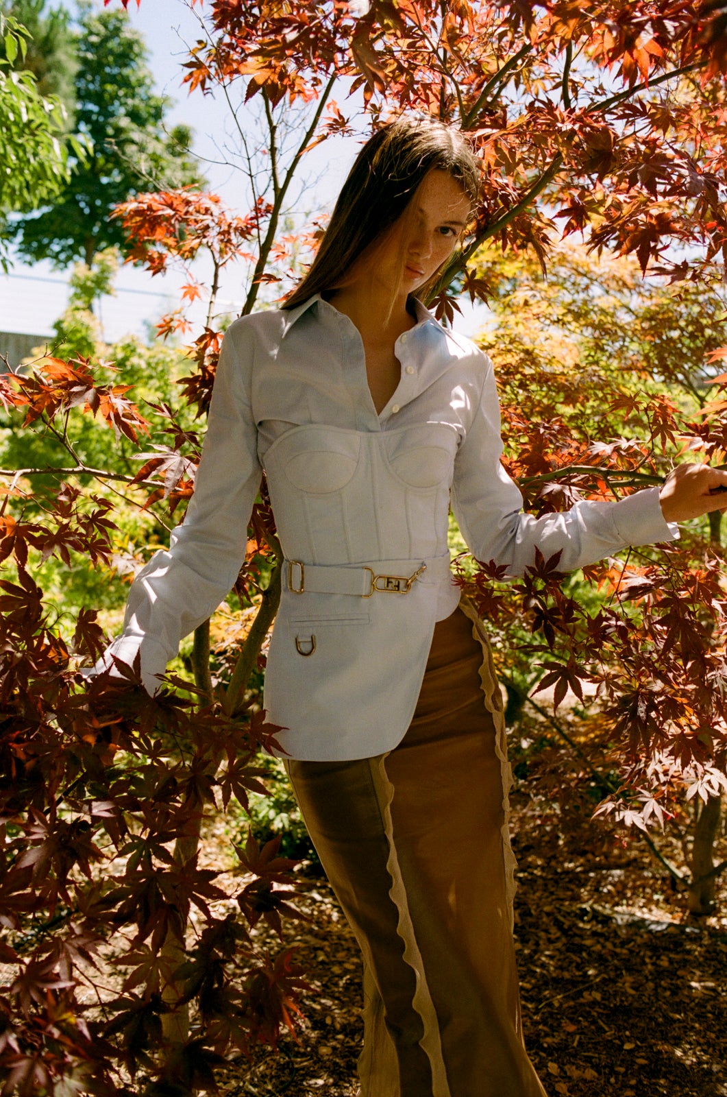 Camisa con corsé de rayas y falda tubo de piel, de Fendi.
