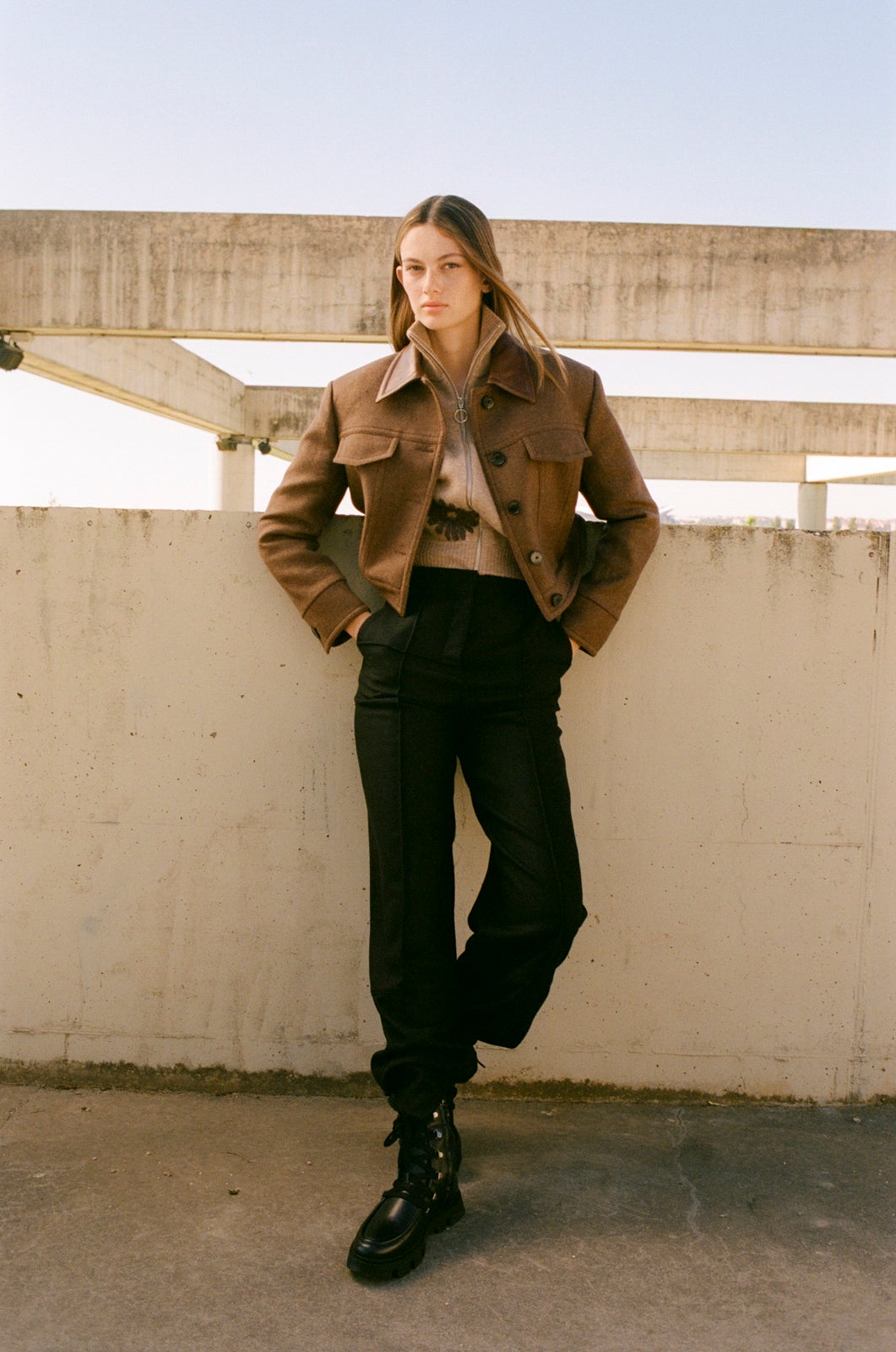 Chaqueta de punto con flores y cazadora con cuello de piel, de Sandro. Pantalón de Loewe y botas militares de Geox. 