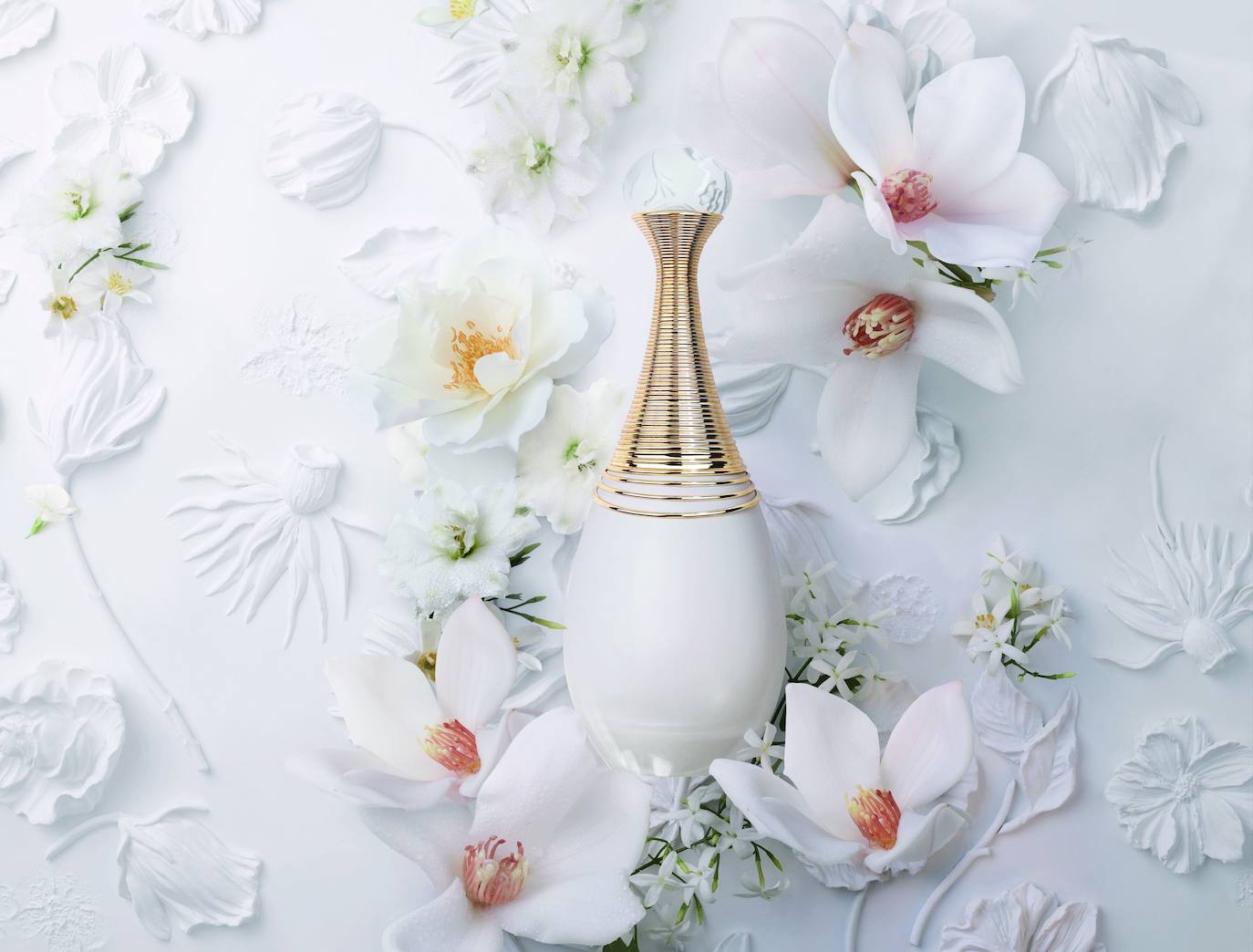 J’adore Parfum d’Eau es la fragancia más revolucionaria: no contiene alcohol, solo agua y flores (106 €/50 ml). 