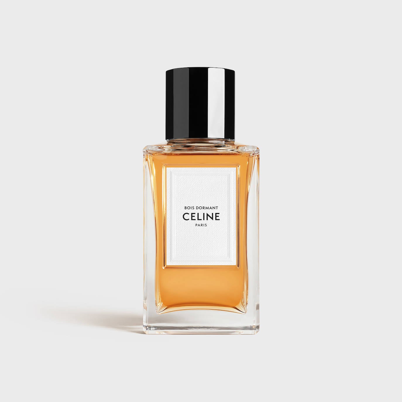 Bois Dormant Eau de parfum, con bergamota, enebro, manteca de lirio blanco, cedro y vetiver (210 €/100ml.)