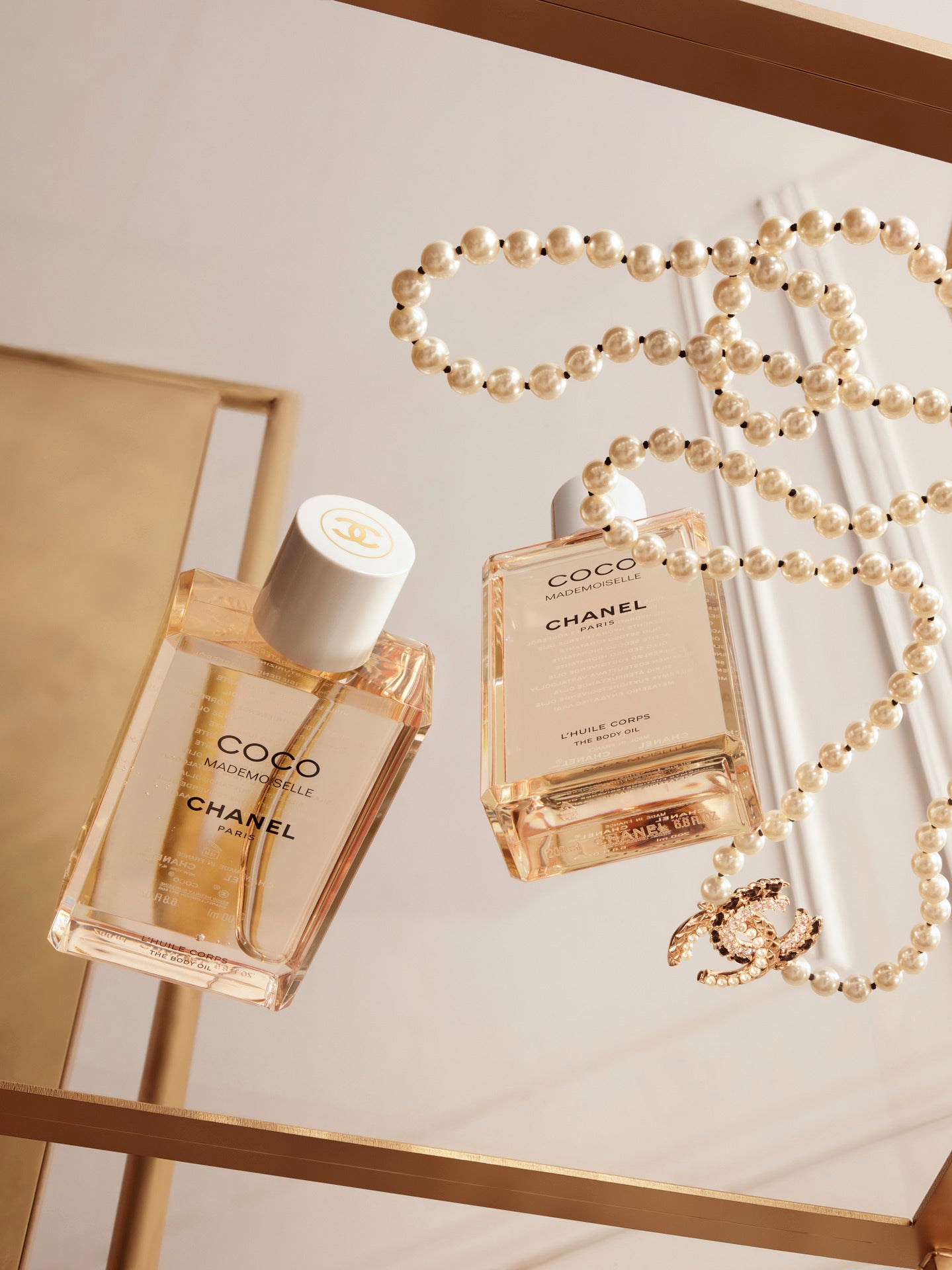 Las notas sensuales de Coco Mademoiselle se reconvierten en aceite con L’Huile de Corps (70 €/100 ml). 