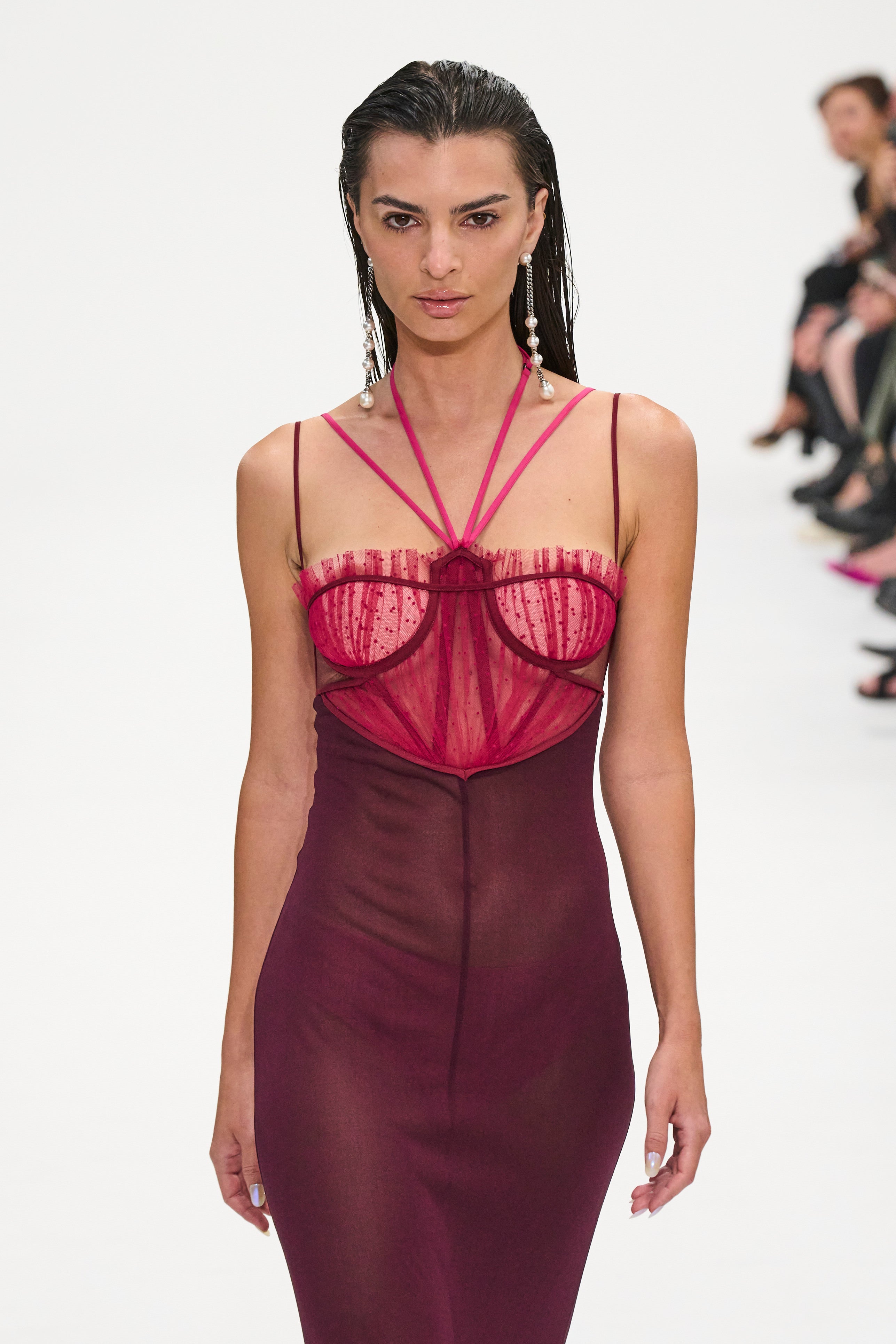 La top model Emily Ratajkowski durante el desfile de Dojaka S23.