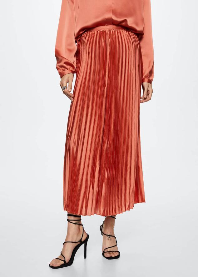 Una pieza más sofisticada para los planes más formales. Falda plisada de Mango (39,99 euros). 