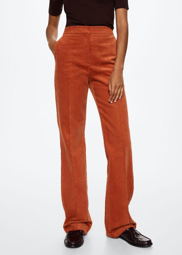 Uno de los tejidos que mejor se adapta a este tono es la pana. Puedes llevarlo en total o look o por separado. Pantalón de traje de Mango (39,99 euros). 