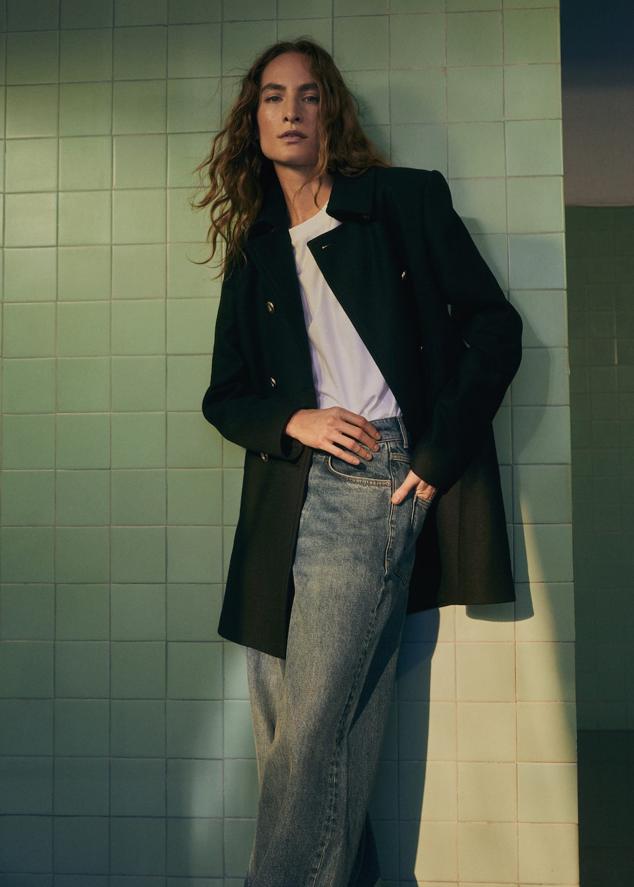 Un auténtico básico: en color negro, un largo a medio camino entre el midi y el cropped y con doble botonadura. Abrigo de Mango (89,99 euros). 