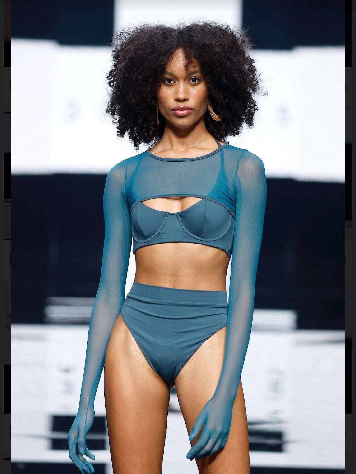 Bañadores eco de rayas, materiales sostenibles y prendas a todo color: las tendencias del verano 2023