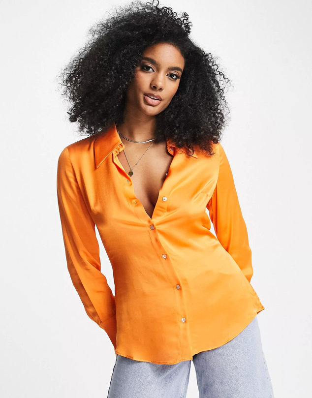Camisa del color favorito de la temporada por las expertas y de un intenso naranja que resaltará tu piel. Es de ASOS. Precio: 29,99 €.