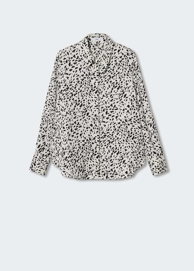 Camisa vaporosa con estampado animal para combinar con prendas más básicas. Es de Mango. Precio: 25,99 €.