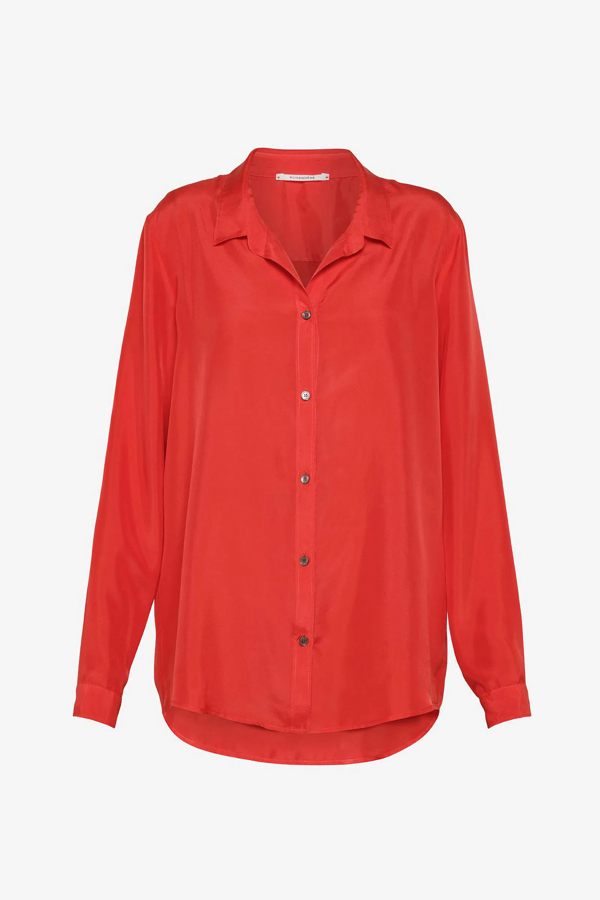 Camisa satinada de seda de corte oversize para lucirla con vaqueros y sneakers cómodos. Es de Pomandère. Precio: 261 €.