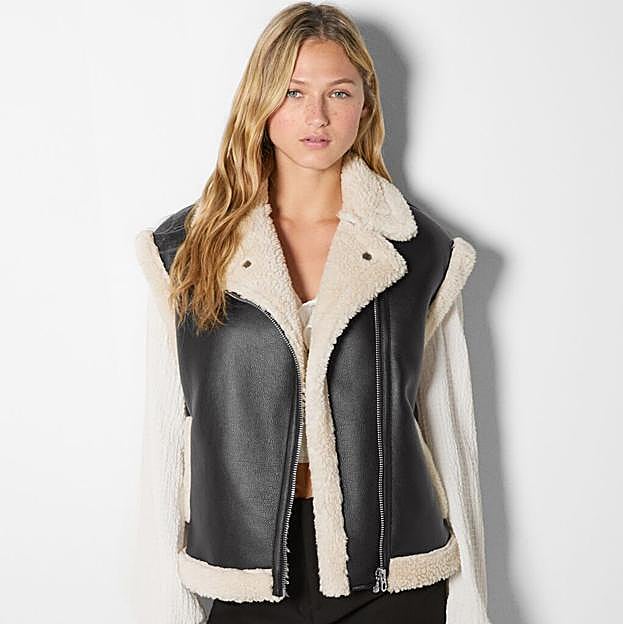 Chaleco de cuero con borrego interior de Bershka.