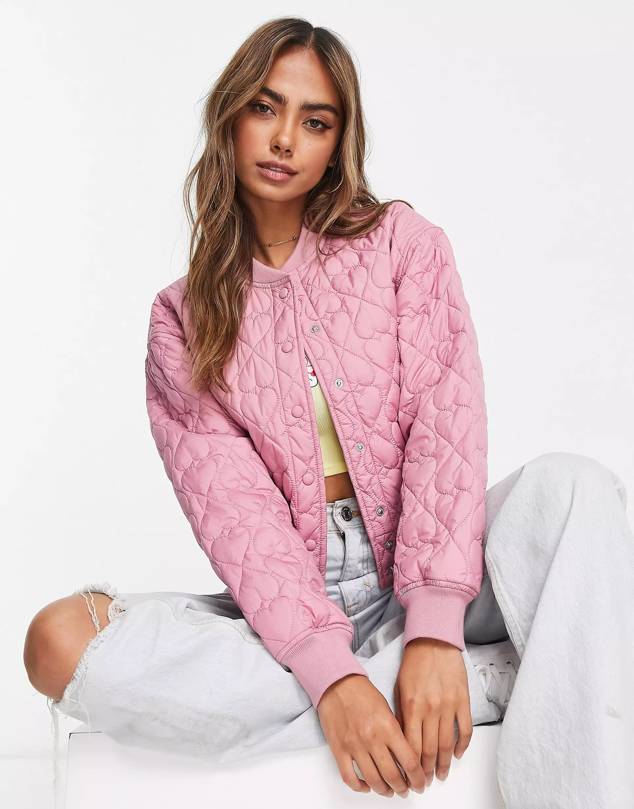 Chaqueta bomber con diseño guateado de corazones y de color rosa. Precio: 59,99 €. Cómpralo aquí