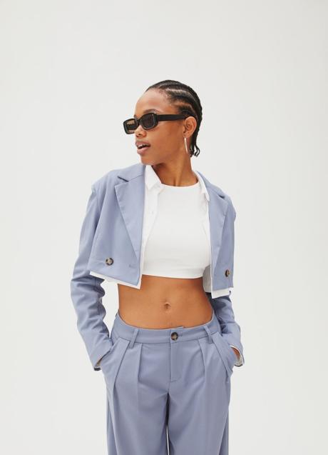 Imagen - Blazer cropped con doble botonadura de H&M, 29,99€.