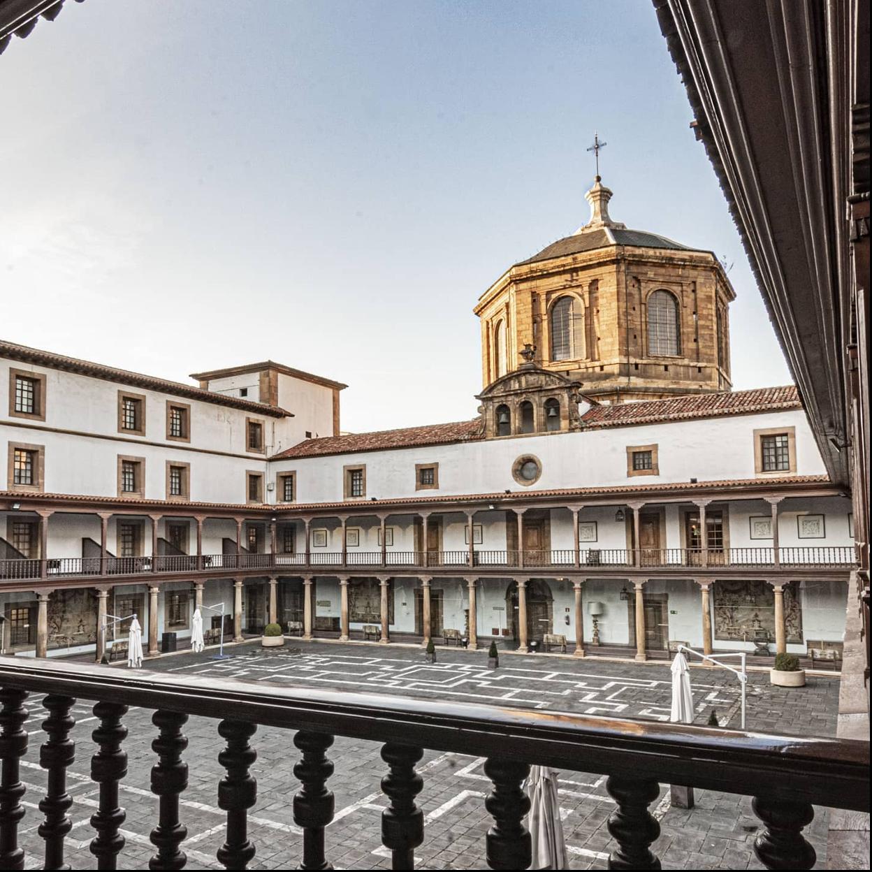 Vista del patio interior con la capilla al fondo del Hotel de la Reconquista