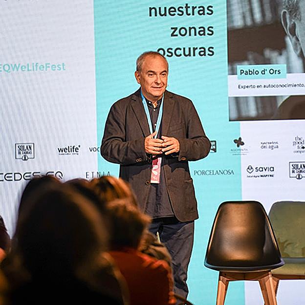 Imagen principal - Pablo D'Ors, Ángel Martín y el maestro Lobsang Zopa durante sus intervenciones en Mercedes-EQ Welife Festival