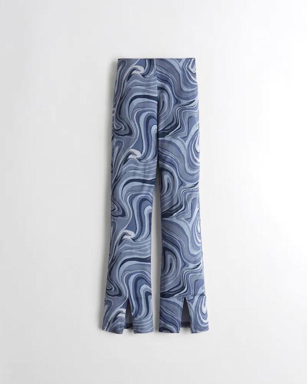 Pantalones acampanados de punto de estampado psicodélico retro. Son de Hollister. Precio: 24,99 €.