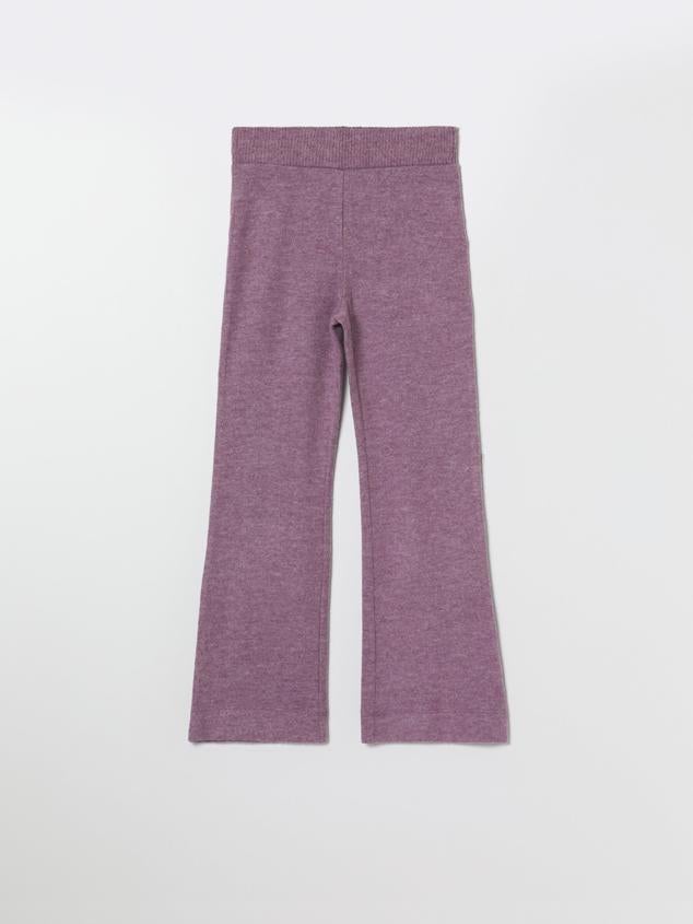 Pantalón acampanado tipo leggings para llevarla con prendas más formales o informales, depende del look. Es de Lefties. Precio: 9,99 €.