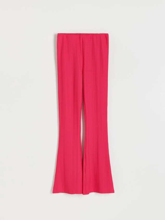 Pantalón ajustado confeccionado con tejido de punto con mezcla de fibra elástica. Son de Reserved. Precio: 25,99 €.