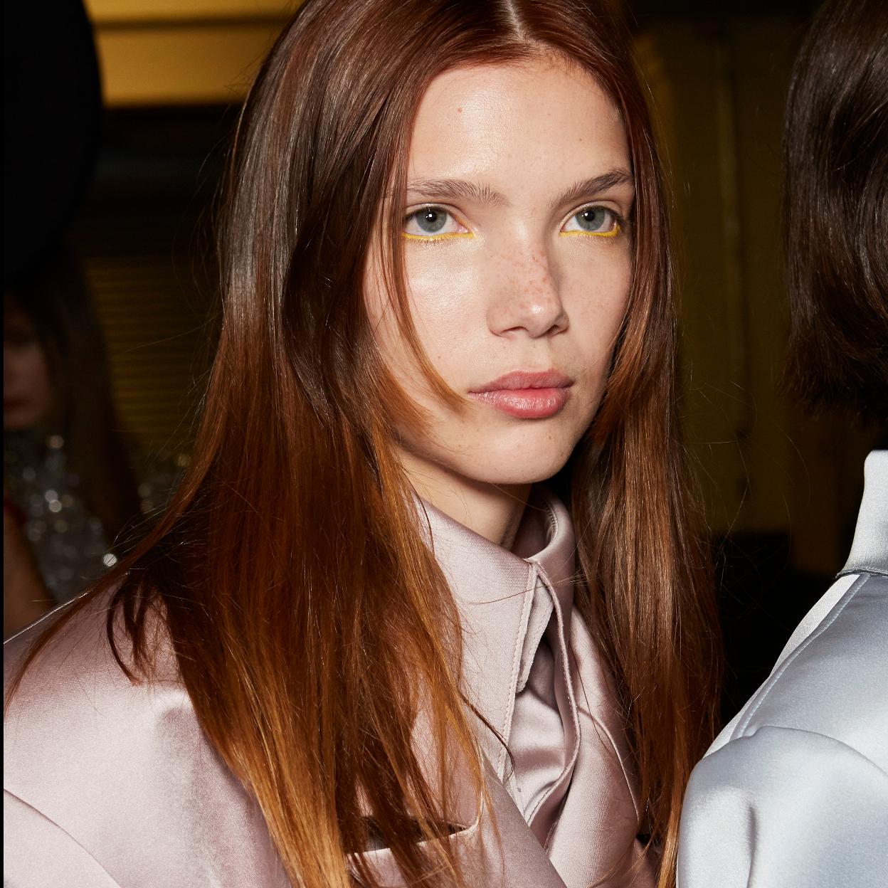 Un acondicionador sin aclarado es la mejor compra para el pelo liso, lacio y encrespado.