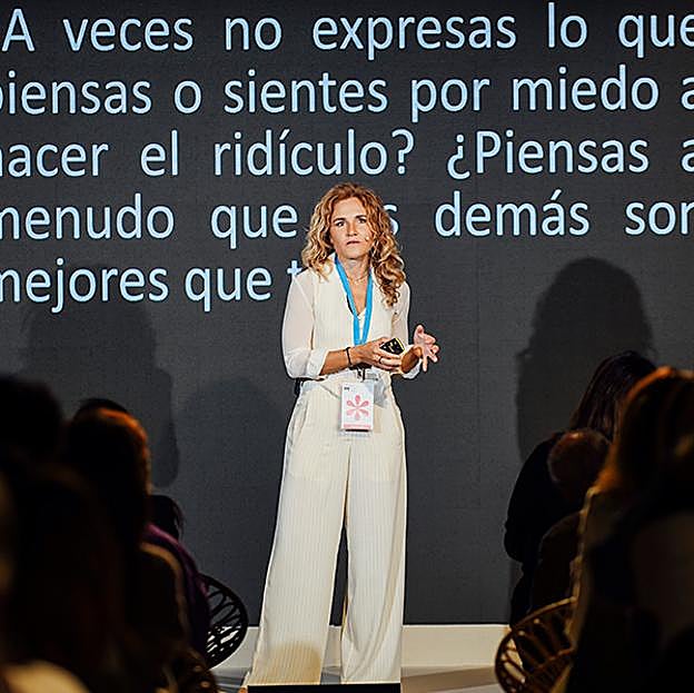 Imagen principal - Silvia Cogost durante su ponencia, Nain con los gongs de la sesión de baños de sonido. Aitor Sánchez durante el transcurso de su charla.