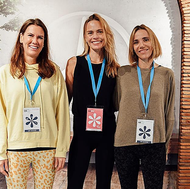 Imagen principal - Verónica Blume con Inés Müller y Elena Steiner, de Mercedes Benz. Debajo, Açida Artiles llega a The Green Patio a dar su clase magistral de yoga. La welcome bag de Mercedes-EQ Welife Festival.