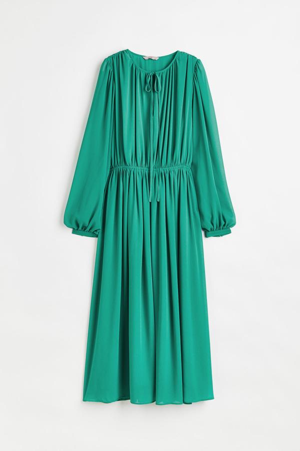 Vestido en tejido vaporoso con escote redondo y abertura con tiras finas delante. El efecto drapeado frontal en la cintura crea una sensación de fluidez. Es de H & M. Precio: 39,99 €.