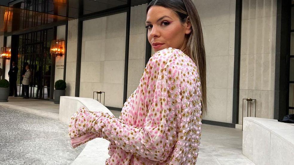 10 vestidos drapeados de corte midi que te solucionarán cualquier look de otoño