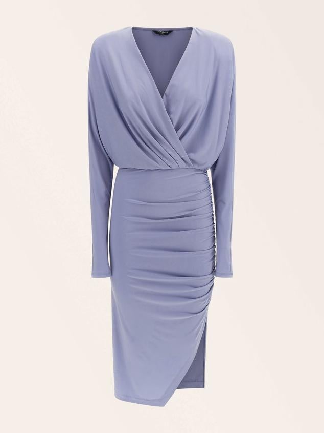 Vestido de corte midi con drapeado en el lateral y escote de pico. Es de Marciano Guess. Precio: 126 €.