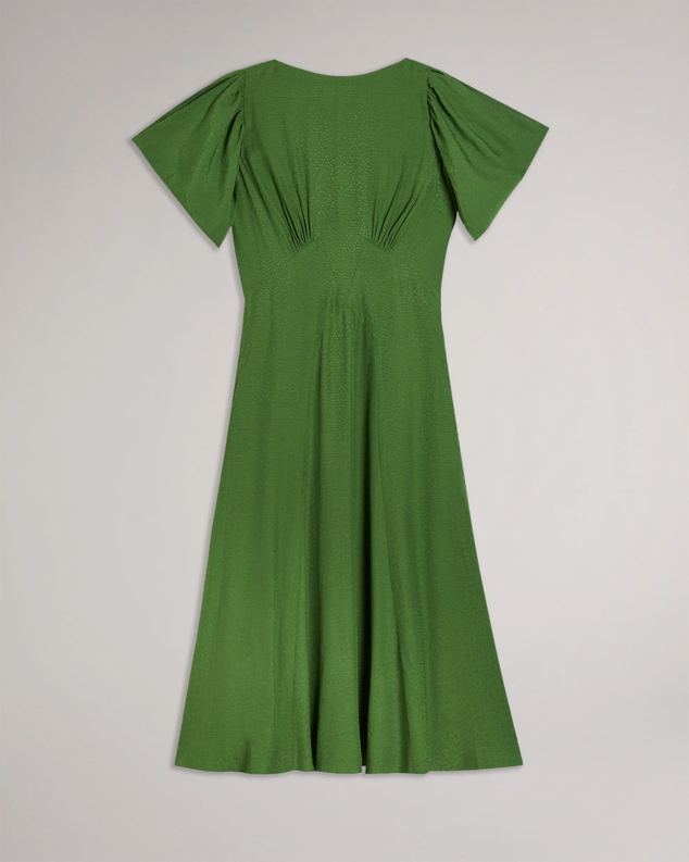 Vestido midi en tejido con textura verde y con hombros drapeados que conforman manga globo. Es de Ted Baker. Precio: 193 €.