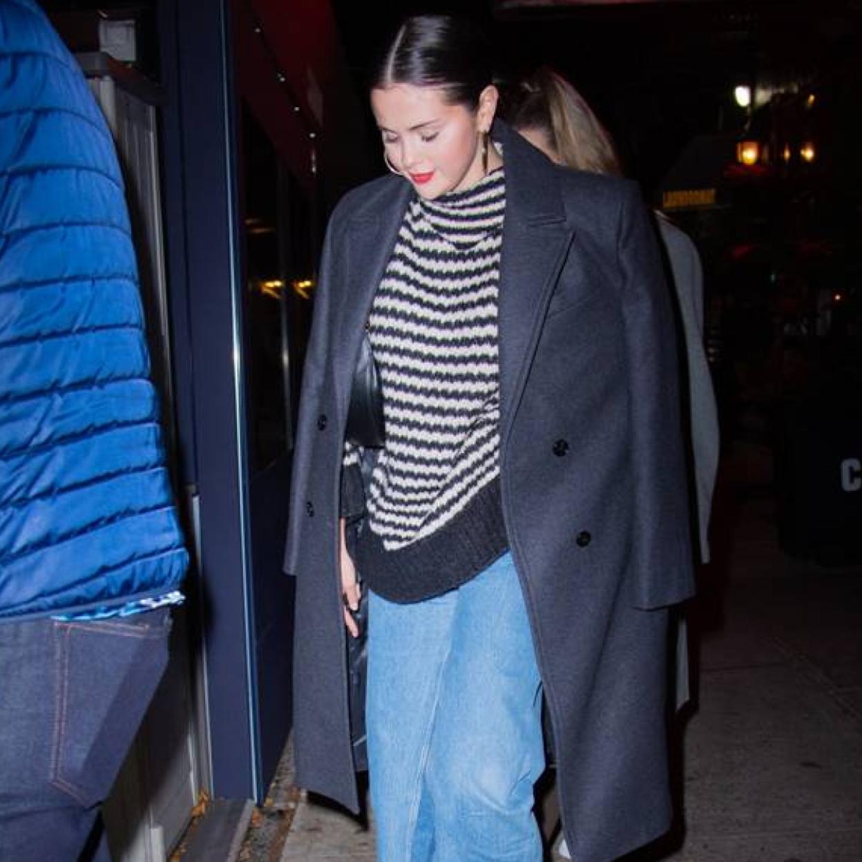 La actriz, cantante y empresaria Selena Gómez con un abrigo largo perteneciente a la colección Selection de Mango. 