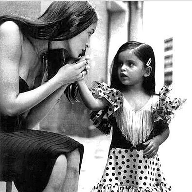 Lucía Rivera de pequeña con su madre, Blanca Romero
