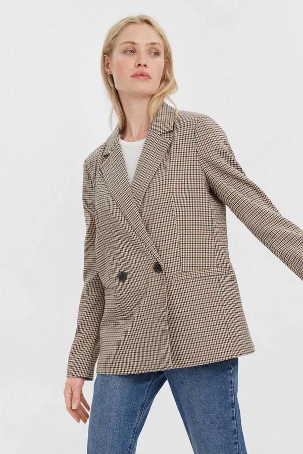 Blazer de cuadros con diseño cruzada y cierre de doble botonadura, cuello solapa con muesca, manga larga y bolsillos ribeteados, en tonos marrón, de Vero Moda. Está disponible en Cortefiel por 54,99 euros.