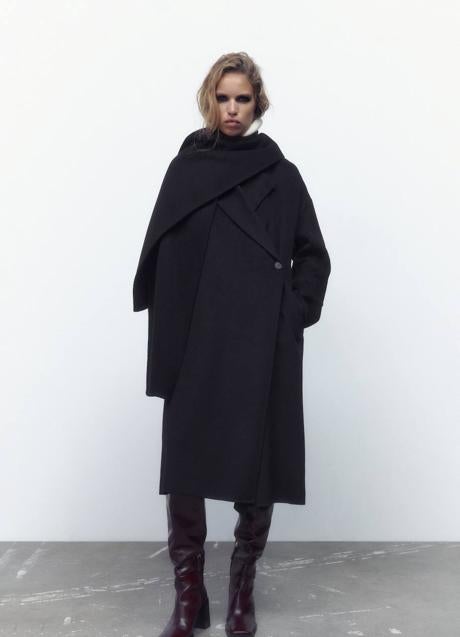 Imagen - Abrigo negro cruzado con bufanda