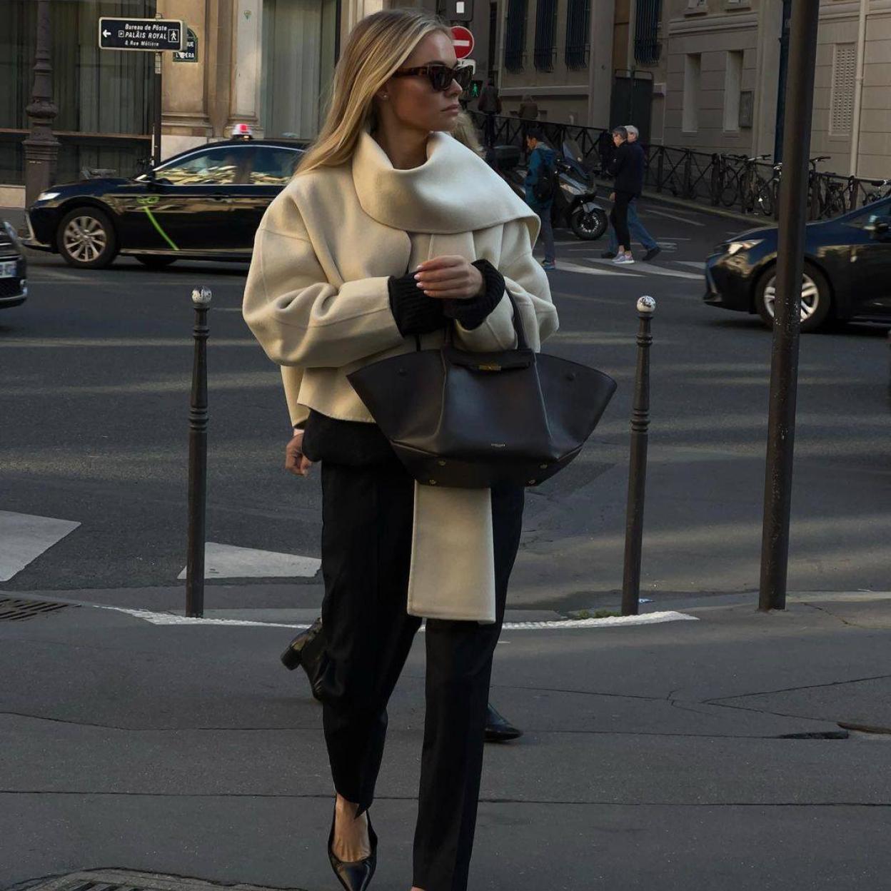 La influencer lleva un look de básicos elegantes con abrigo con bufanda