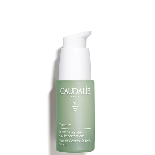 Sérum diseñado para paliar la aparición de manchas e imperfecciones. También, utiliza ácido salicílico natural para ayudar a desobstruir y cerrar los poros. Es de Caudalie. Precio: 33,95 €. Cómpralo aquí