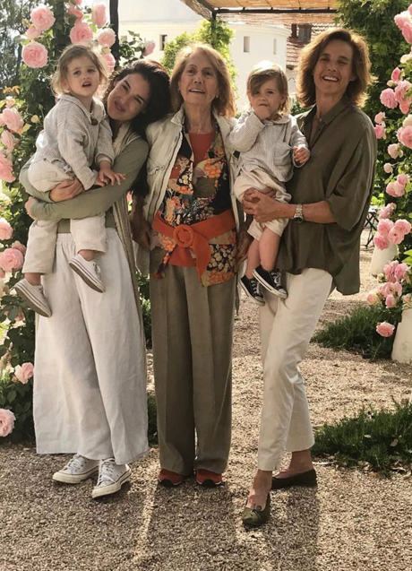 Imagen - Cuatro generaciones en la granja: Blanca Domecq, su hija, Blanca Entrecanales, su nieta, Marta de la RIca, y dos de sus bisnietas. (Foto: @DEHESAELMILAGRO)