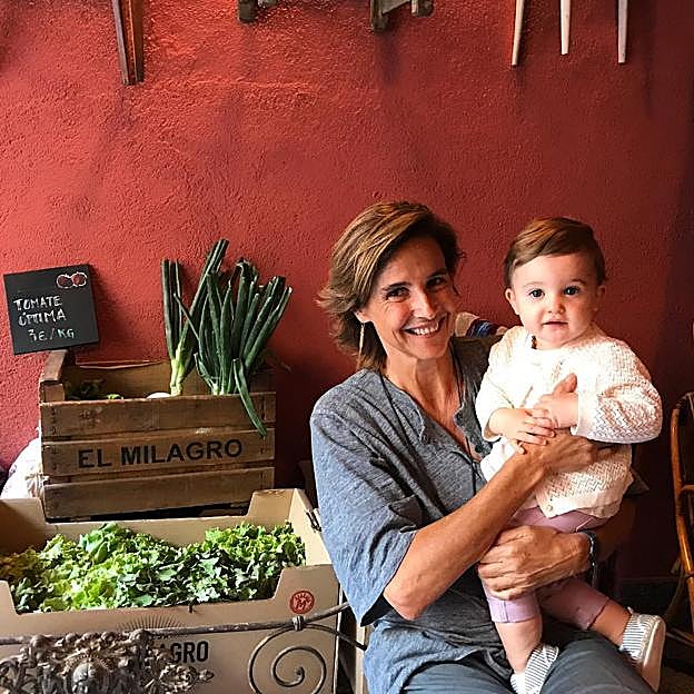 Blanca Entrecanales, con las cajas de vegetales que comenzó a vender allá por 2012 y su único nieto. 