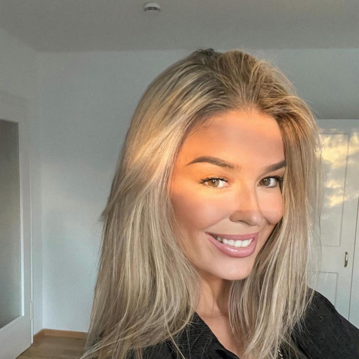 Los contornos de ojos de noche actúan mientras duermes para un rostro rejuvenecido al despertar.